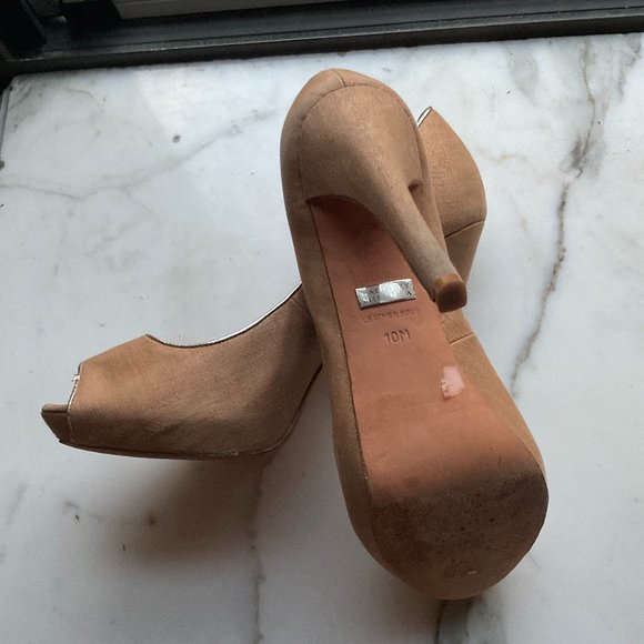 BADGLEY MISHKA Nude Linen  Platform Pumps with Gold Leather Trim - Picture 6 of 6